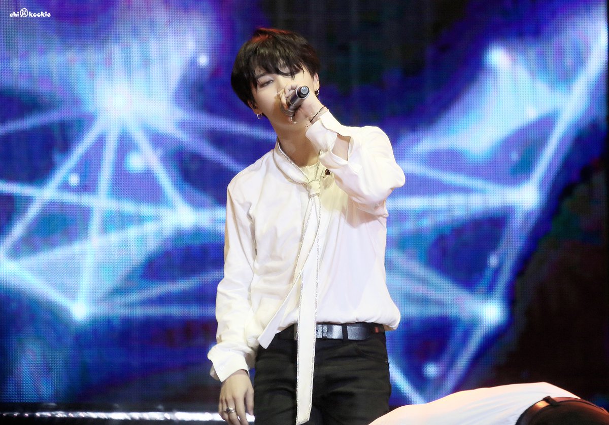rcksizzler's tweet photo. 160702 花样年华 on stage https://t.co/JGzDlV73Hp