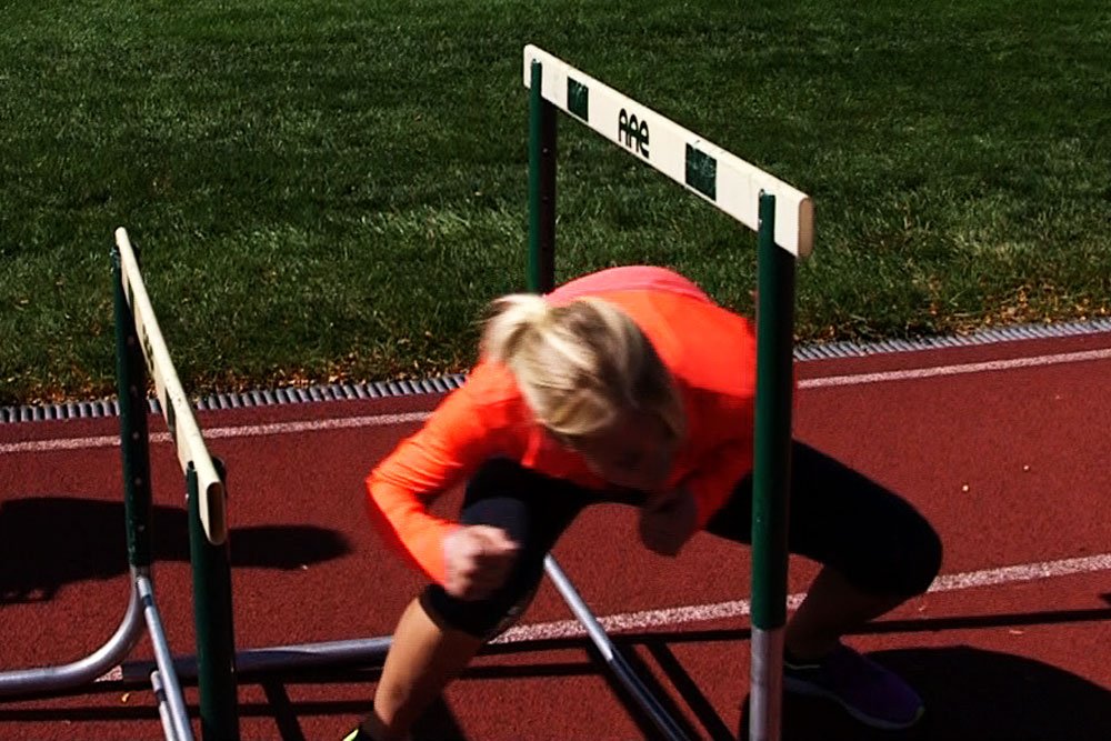 runnersworld's tweet image. WATCH: Use this move to increase your hip flexibility and build hip strength. spr.ly/6011Bv1Pd