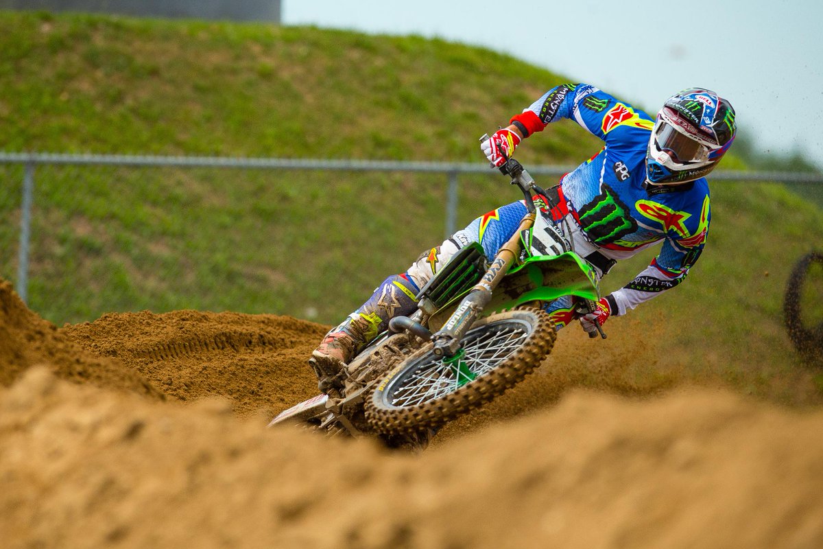 SupercrossLIVE's tweet image. Sometimes the fastest way around the corner is to just keep your feet on the pegs &amp;amp; pin it! @elitomac demonstrates.