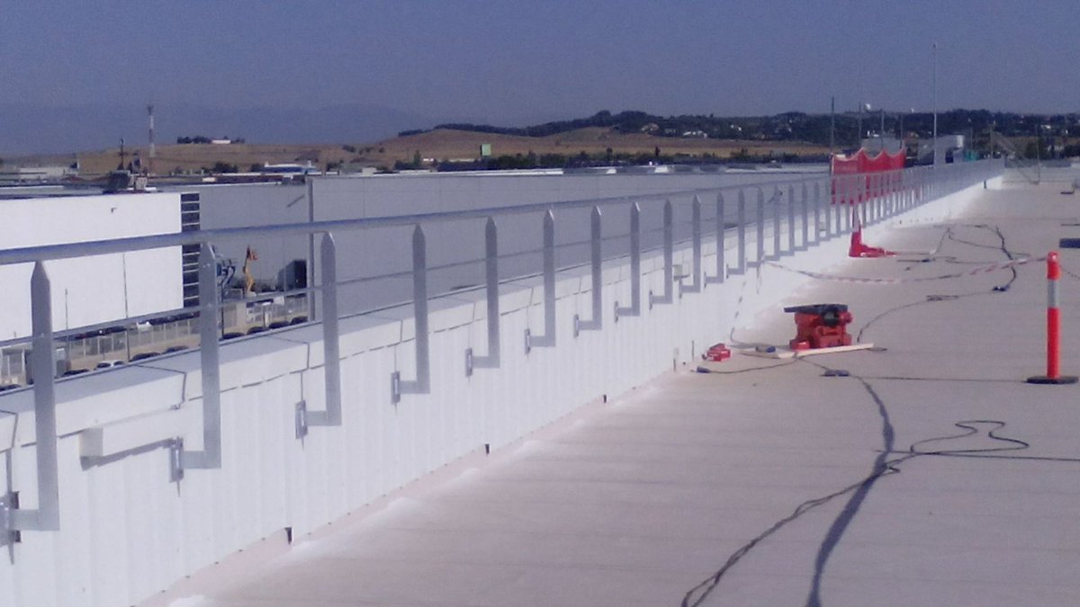 FernandezPeno's tweet photo. #Fabricación y #Montaje de 1.700 metros de #barandilla en nave #Amazon montada en cubierta para protección de caídas https://t.co/NSmmK58Pu8