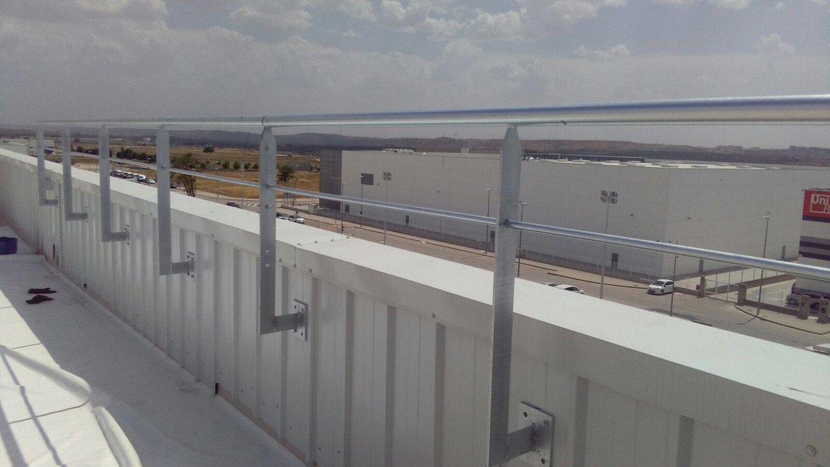 FernandezPeno's tweet photo. #Fabricación y #Montaje de 1.700 metros de #barandilla en nave #Amazon montada en cubierta para protección de caídas https://t.co/NSmmK58Pu8