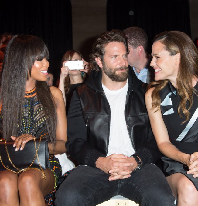 marieclaire_fr's tweet photo. #FrontRows : les célebrités aux défilés #HauteCouture #FashionWeekParis https://t.co/DR6GZhLgmA https://t.co/lMHJWxhd5J