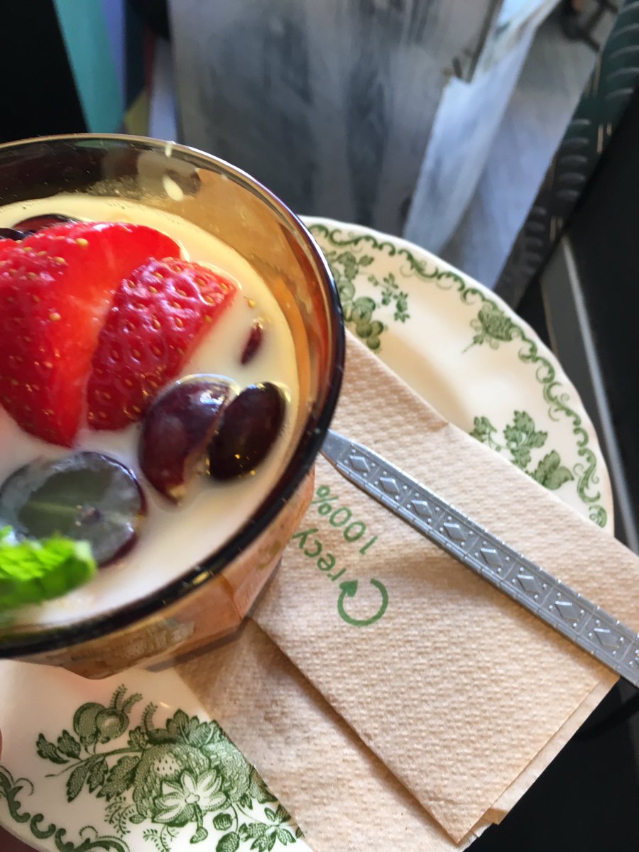 HoMCoffee's tweet photo. #vegan #breakfast #organic #tasty - Almond Milk Granola, Apple, Grape, Strawbs n Mint #kingsxvillage #ldncoffee #yum https://t.co/orUdDkWaxg