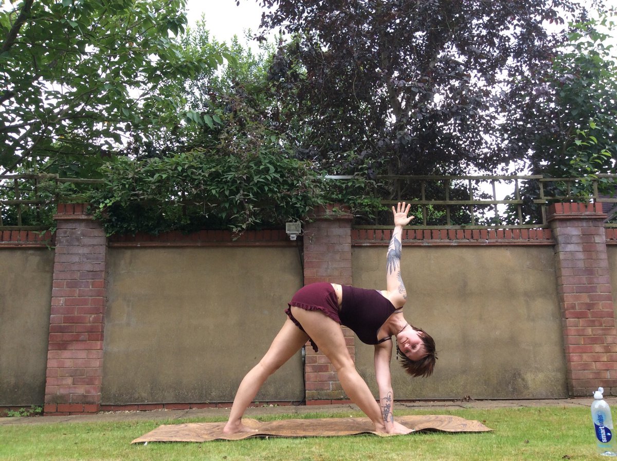 Shasharishi's tweet photo. Unravel spine and neck Tuesday 6pm @feelhotyoga #StAlbans #yoga #revolvedtriangle #letitgo #stretchyouself https://t.co/g6ZFWYMi8J
