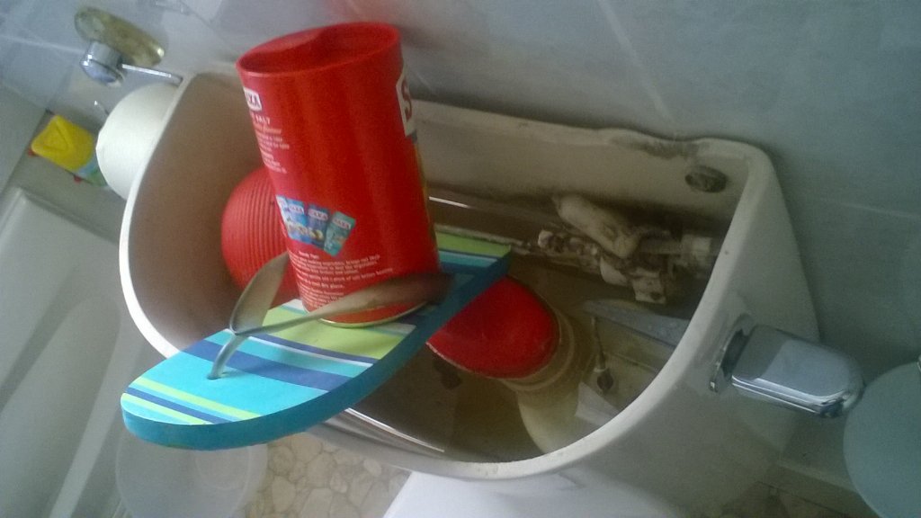 DeesideWarrior's tweet image. How to temporarily fix a knackered ballcock #DIYhell 😂