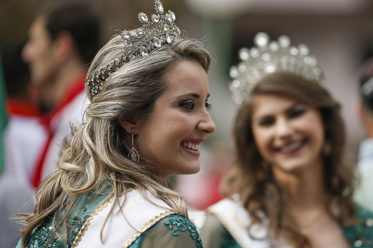 VEJA's tweet image. A Chula e a rainha do centenário de Encantado/RS são alguns dos destaques d'#OTrajetoDaTocha veja.abril.com.br/complemento/es…