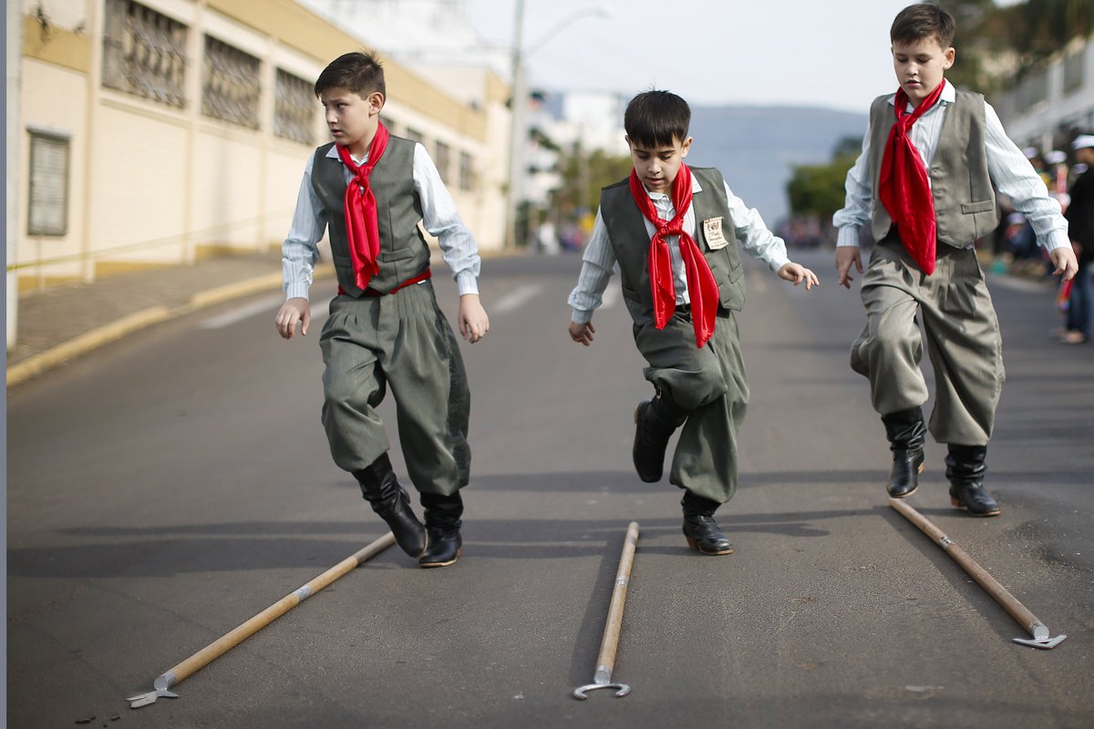 VEJA's tweet image. A Chula e a rainha do centenário de Encantado/RS são alguns dos destaques d'#OTrajetoDaTocha veja.abril.com.br/complemento/es…
