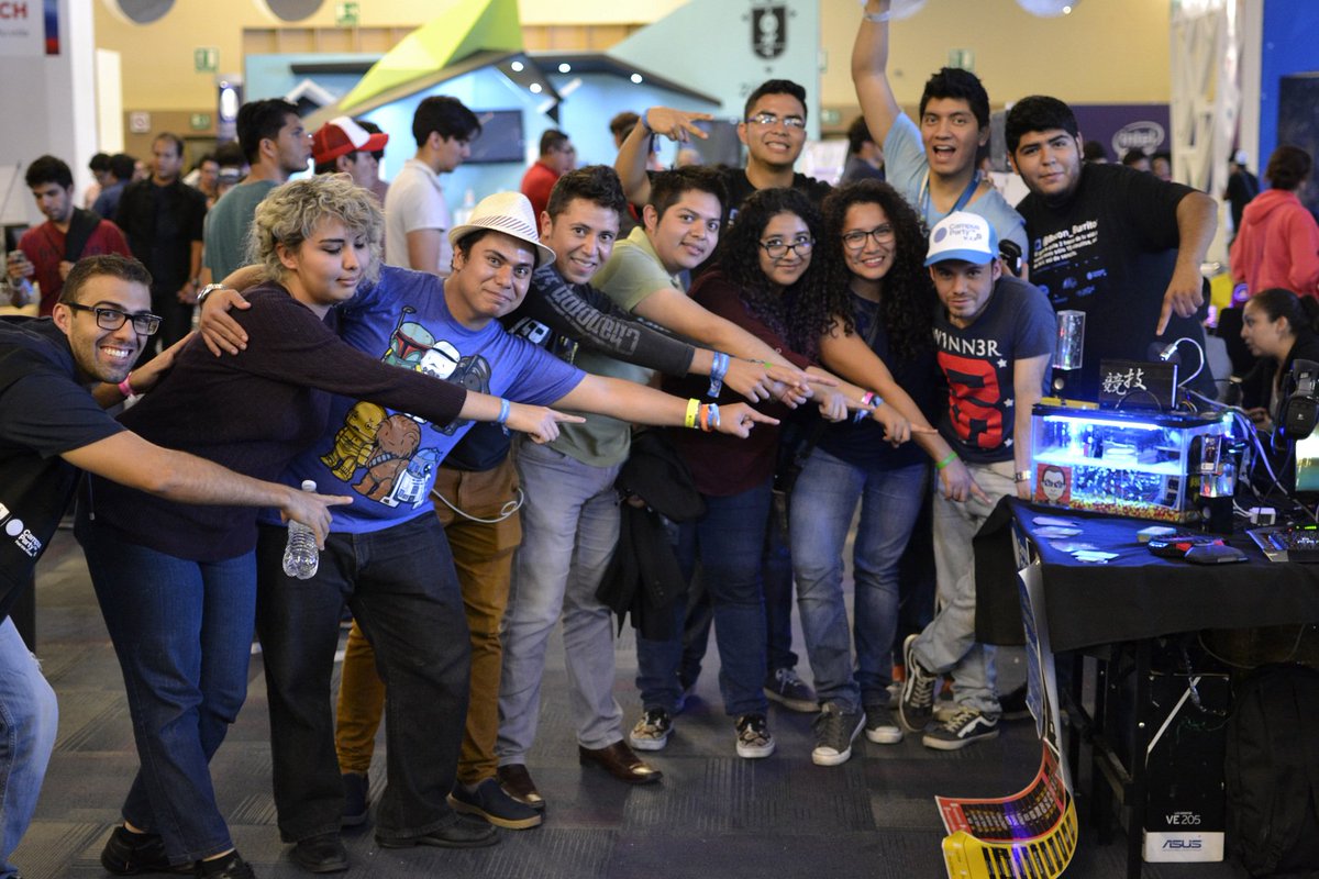 LuigiCorleone's tweet photo. Mi mejor momento en #CPMX7 la foto lo dice todo. (( Nuevos amigos + Mi Pecera + Comunidad #CPVIP )) 
[ RT pls ] =) https://t.co/qgppeg5xLc