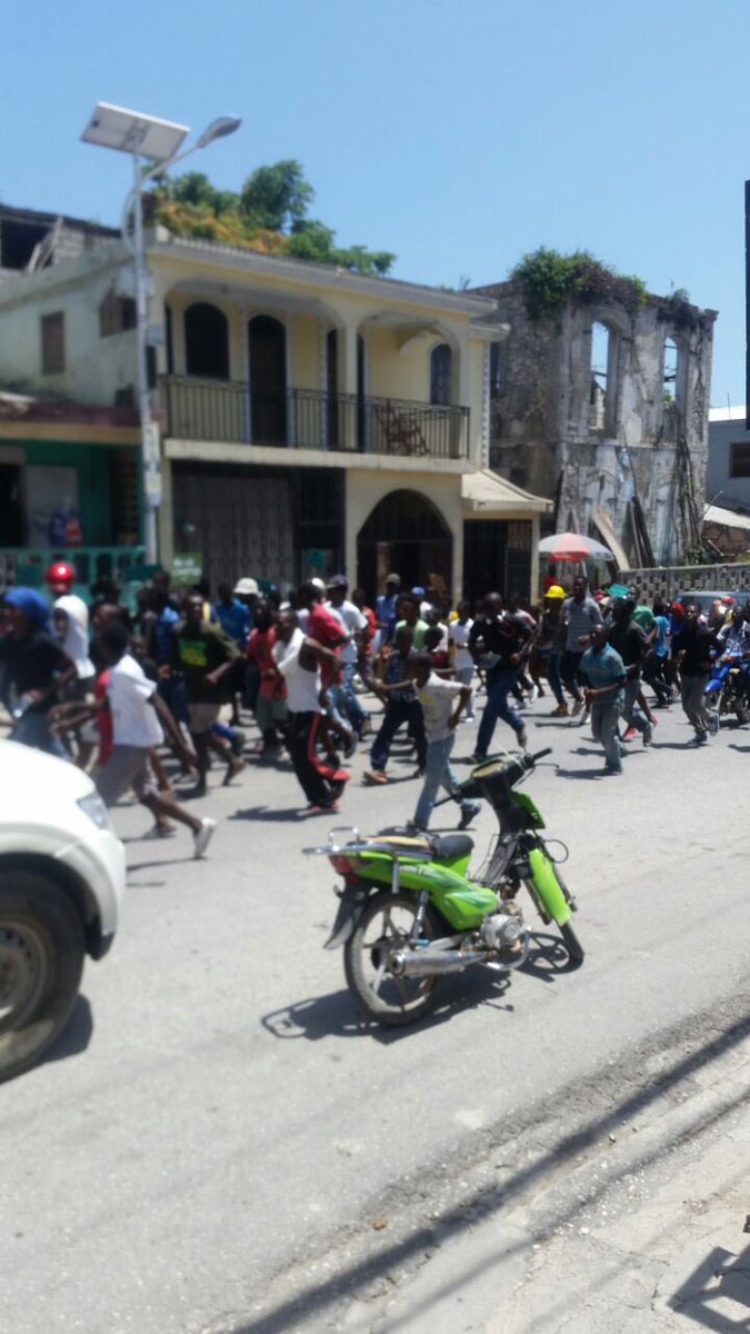 VwaBetonAn's tweet photo. Manifestation pou l'hôpital Saint Michel ki femen nan vil Jacmel #HaitiSante https://t.co/Cwwv1lybwW