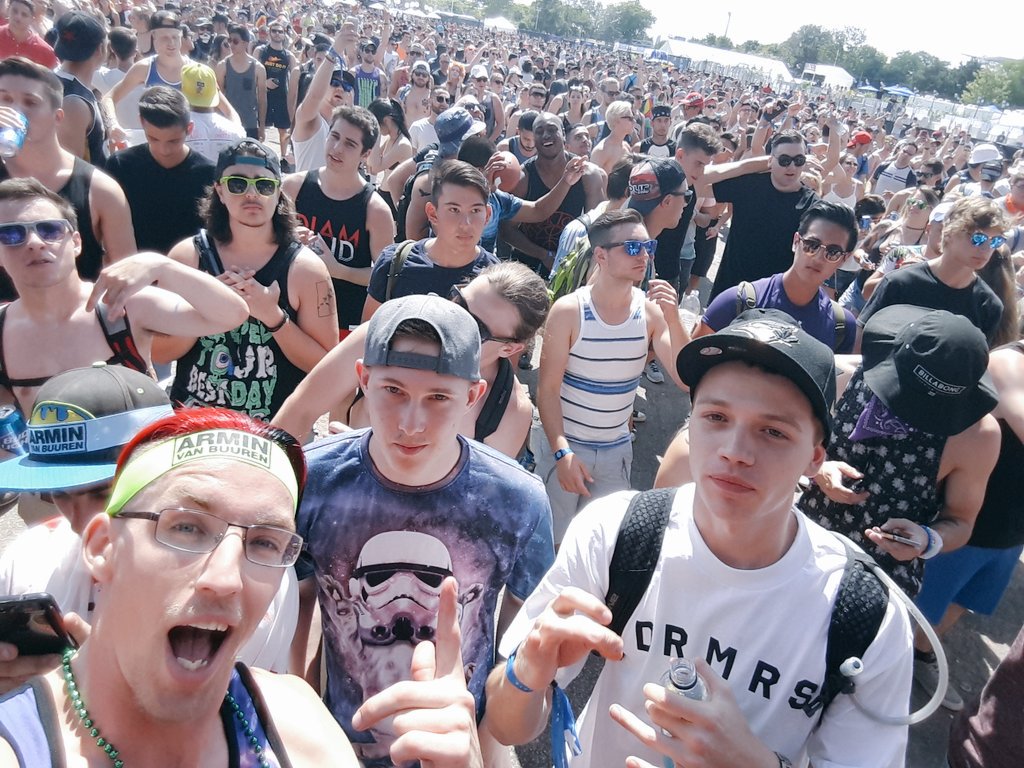 Dustinlovesgolf's tweet photo. @DigiDreamsFest new faces old faces... and people that made the weekend what it was... amazing see you all next time https://t.co/NqsyBdBgxm