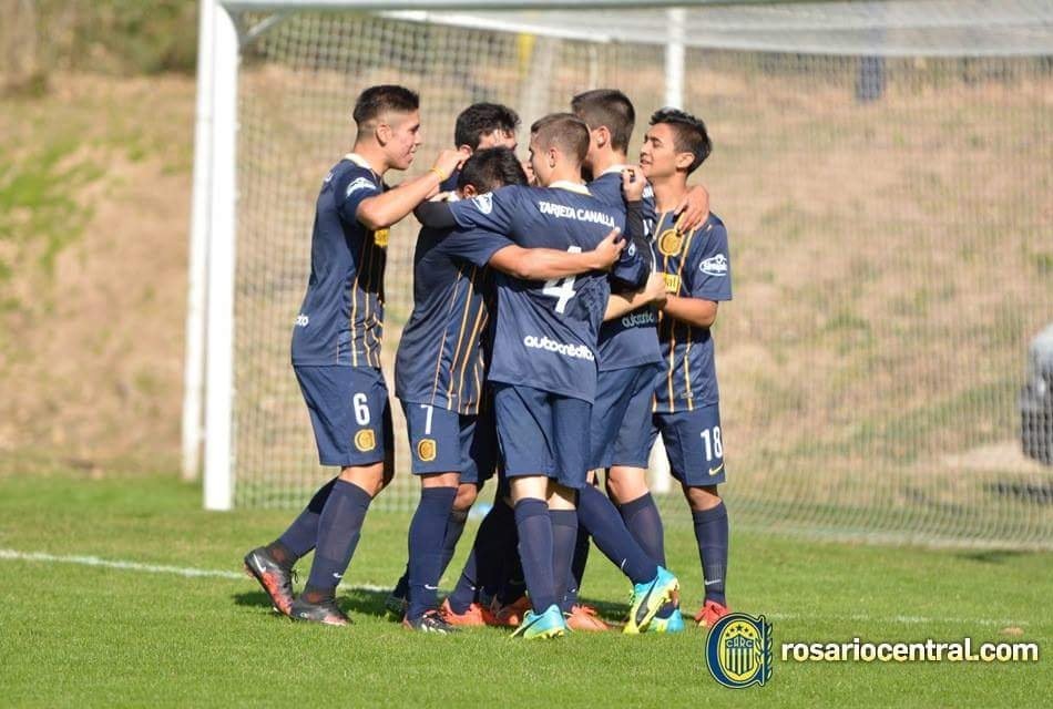 CARCJuveniles's tweet photo. #MeEnamoraEsoDe Defender los colores más lindos del mundo 💙💛 https://t.co/byw5GyUSP5