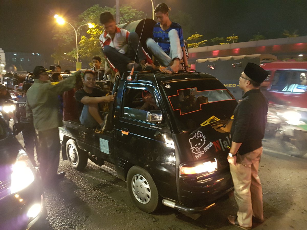 via <a href="/dudisugandi/">dudi sugandi</a>: Pak <a href="/ridwankamil/">Ridwan Kamil</a> turun lgs menertibkan warga yg takbiran tp membahaykn diri sendiri &amp; org lain