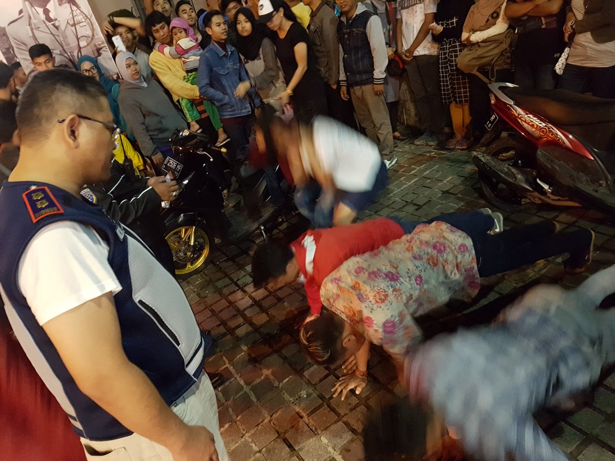 via <a href="/dudisugandi/">dudi sugandi</a> : Hukuman Push Up dari pak <a href="/ridwankamil/">Ridwan Kamil</a> bagi pelanggar lalulintas, jgn sampe celaka ah takbirannya