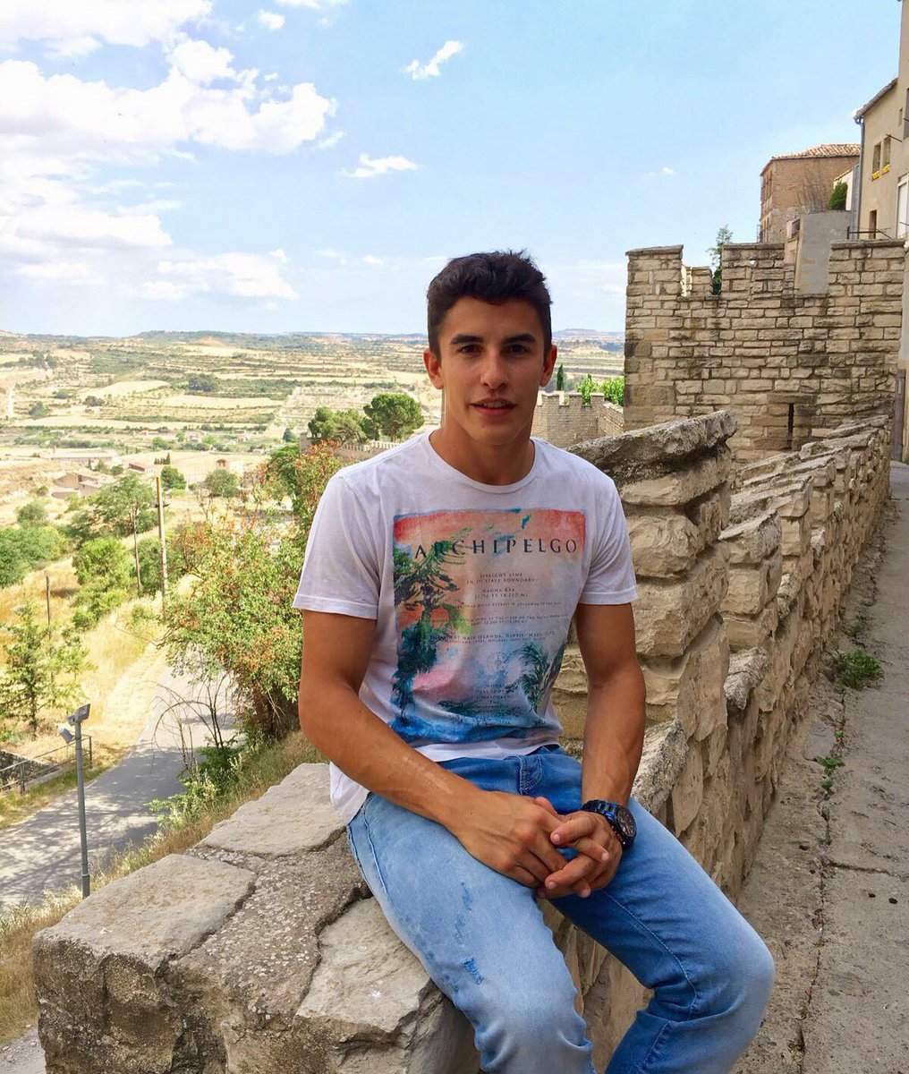 marcmarquez93's tweet photo. Paseando por las calles de Cervera! 
Walking along the streets of #Cervera! https://t.co/JK3X6YeP5a