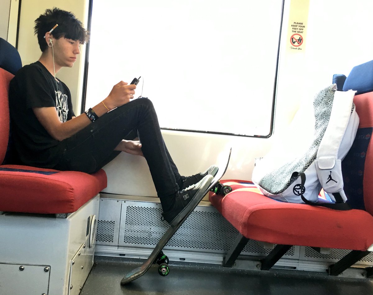 UtaFeet's tweet photo. Dirty skateboard wheels on seat.
#train #feetonseat #feetontheseat #utafeet #uta #trax #utatrax https://t.co/iFkttoQfKi