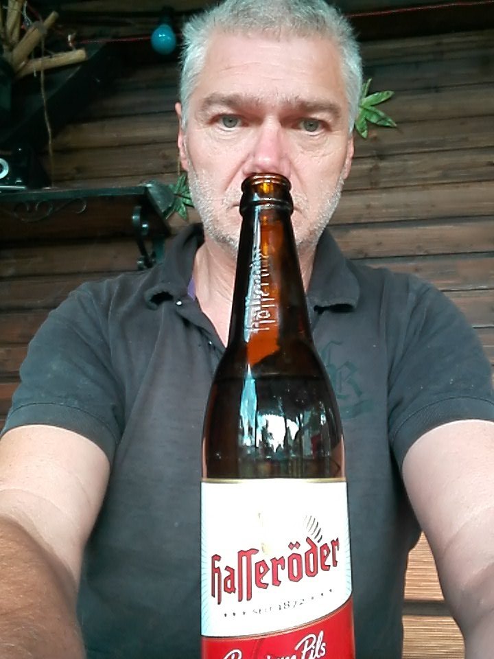 Wir sitzen gerade in Garten und trinken ein Bierchen... und feiern Geburtstag....