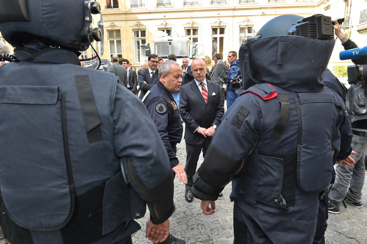 Interieur_Gouv's tweet photo. .@BCazeneuve a rencontré les entreprises de #sécurité, prestataires partenaires du ministère de l'Intérieur https://t.co/6GFst9tIEp