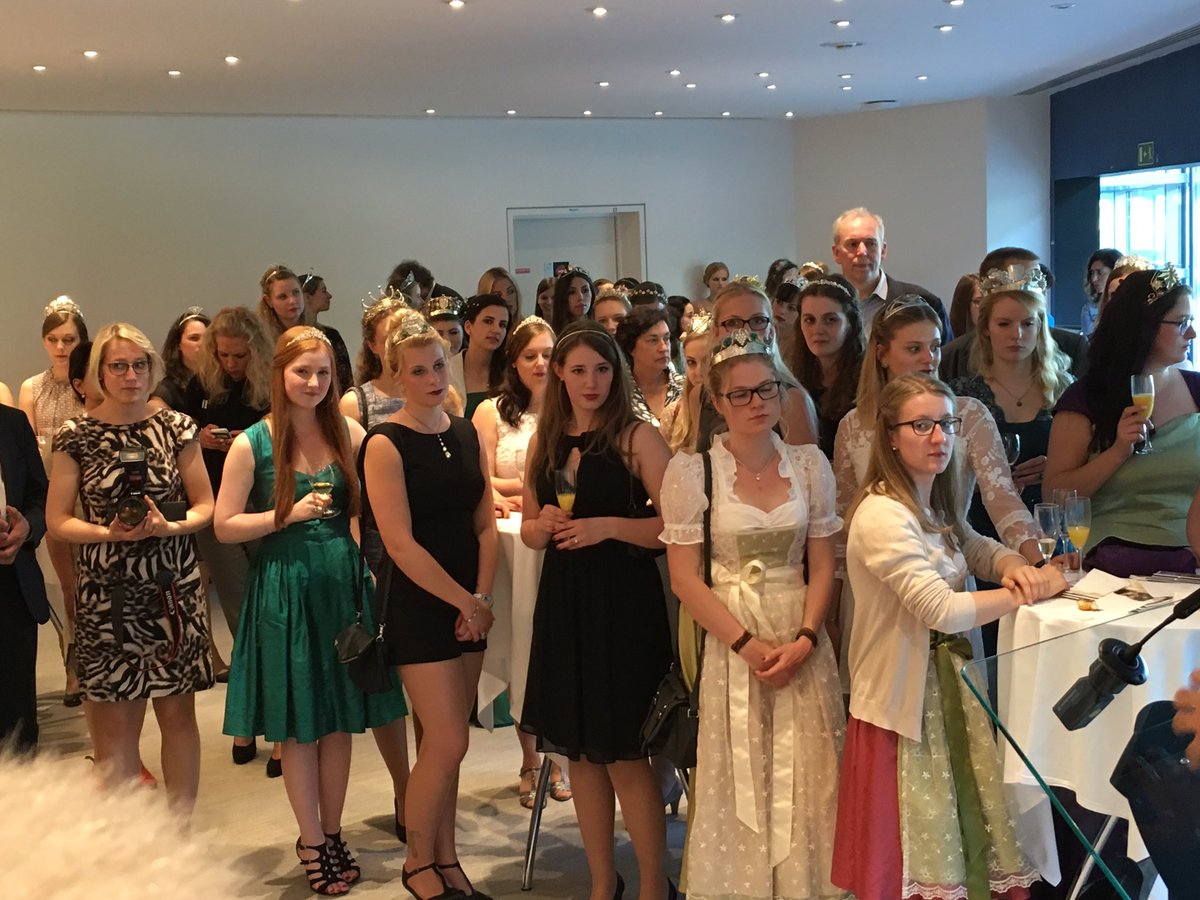 Irre: <a href="/langen_werner/">Werner Langen</a> hat 51 Weinmajestäten aus Rheinland-Pfalz eingeladen. Prost, ein Hoch auf den deutschen Wein!