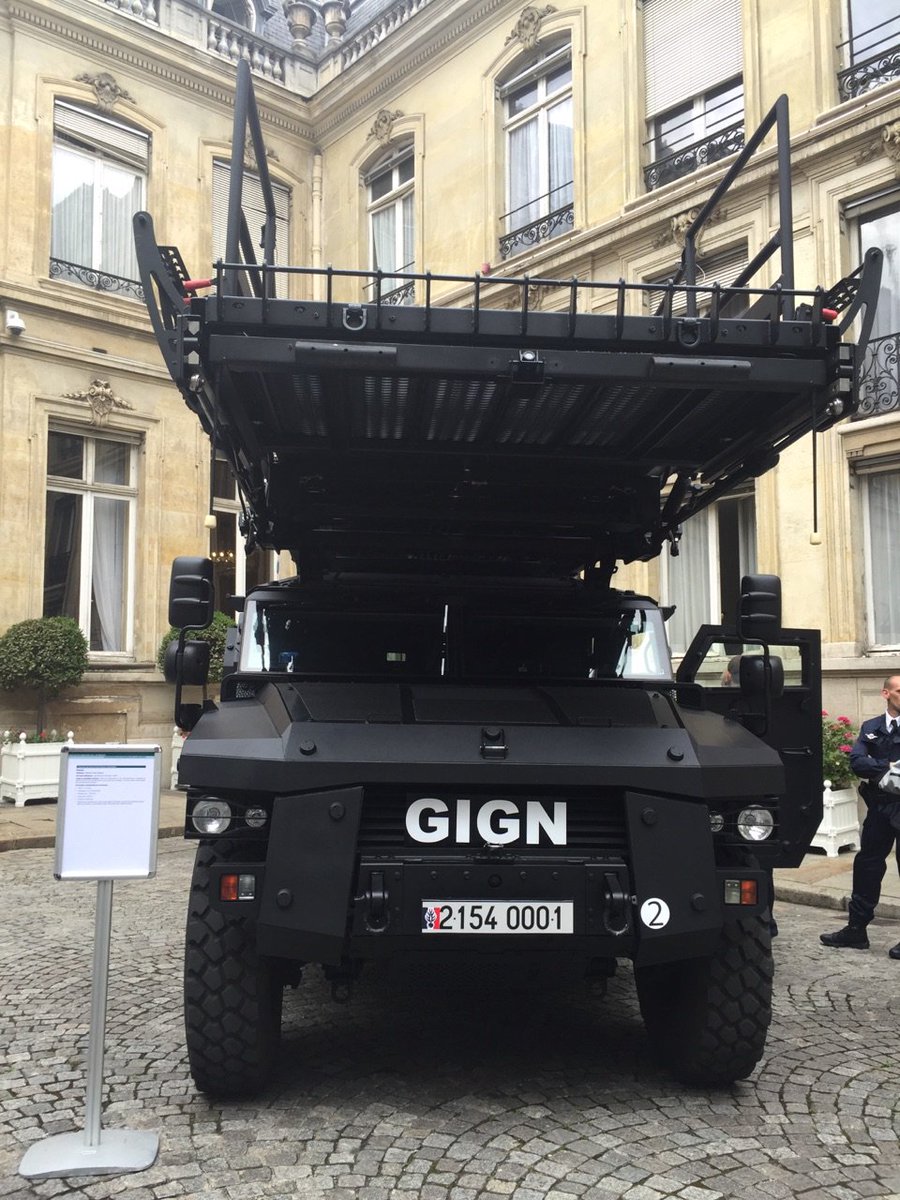 EDENcluster's tweet photo. L'industrie française reçue @Place_Beauvau par @BCazeneuve : @NOVADEM  @Ouvry_NRBCe Nobel Sport Tra-C industrie... https://t.co/NtC06zNKwA