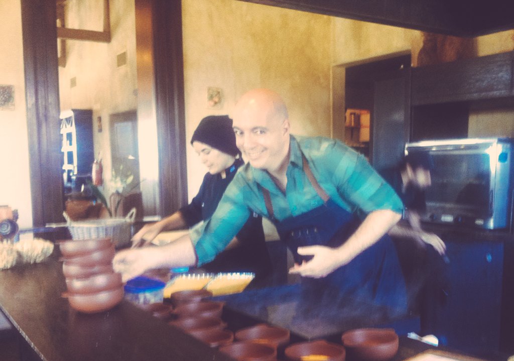 BodegaAndeluna's tweet photo. Disfrutando la compañía de @hugosoca en la cocina de Andeluna https://t.co/jg9La7KQ0Z