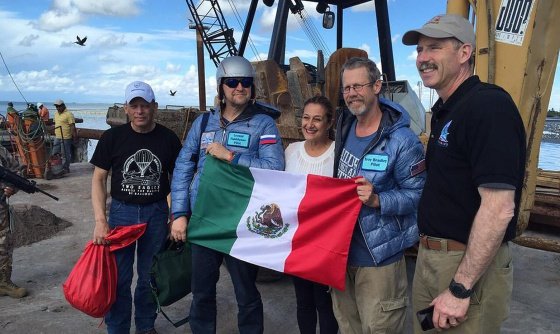 excitymx's tweet photo. Trod Bradley y Leonid Tiukhtyaev, batieron 2 récords en globos de helio al cruzar el Pacífico desde Japón a México. https://t.co/coTzUv7uVh