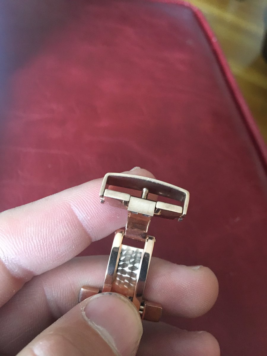 jwilhelm48's tweet photo. @BRATHWAIT how do I get my leather strap past that metal piece in my clasp??? https://t.co/2B48sxUJQF
