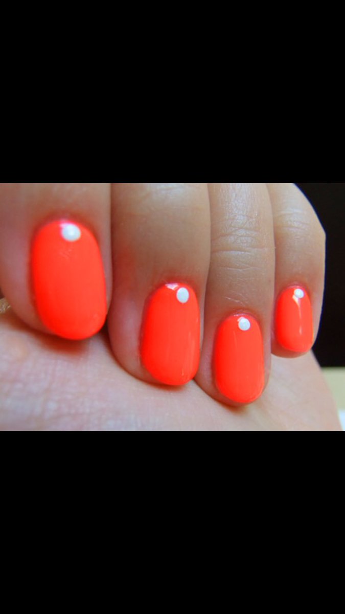 GeminiCM14's tweet photo. Loving corals £25 #colourtherapy #gelishnails #longlastingpolish #brentwoodhens #ladiesdaysout  #glamour #lovenails https://t.co/TVWA1RyT1r
