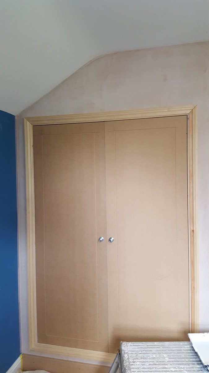 TheLocHandyman's tweet image. Can&apos;t take credit for building this wardrobe but I did paint it to blend in with rest of room #ValuedClient #Reigate