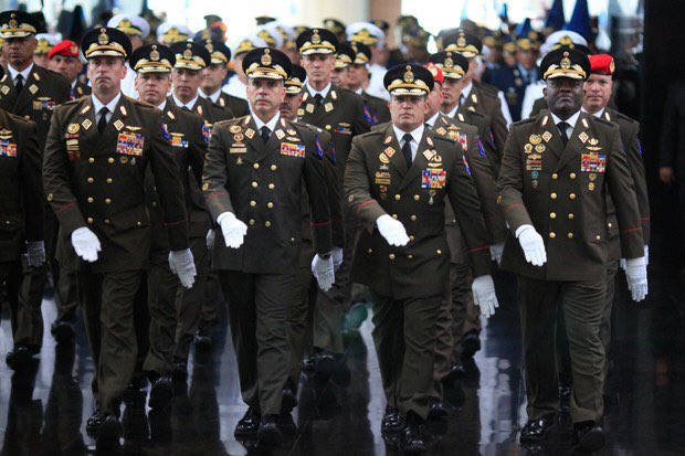 pburelli's tweet image. GANAMOS a los Gringos!!! FAN(B*) tiene 982 Generales activos. EEUU tiene 904 oficiales en varios grados de General.