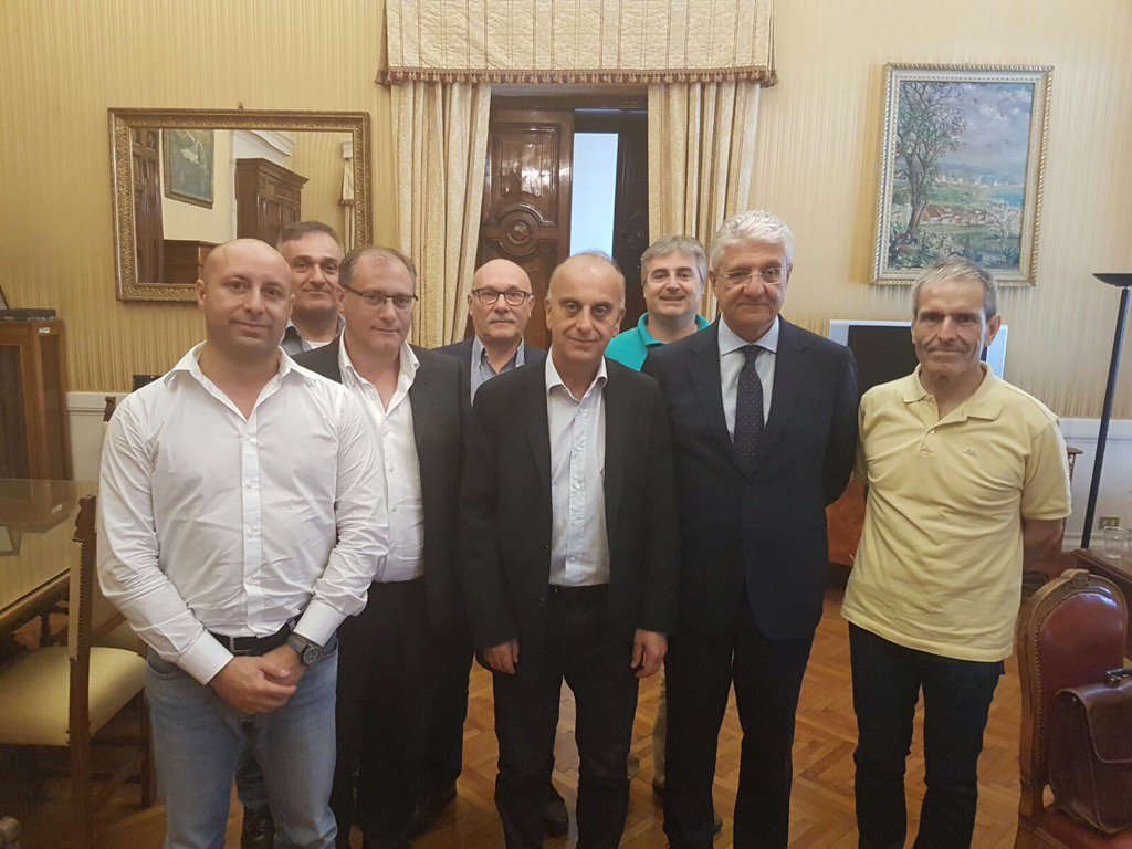 pompieri's tweet photo. Incontro positivo al @Viminale per neonata Unione Pompieri Volontari Lombardia, @CoordVVFV e Coord. Emilia #saveVVFV https://t.co/dovrjhtN0K