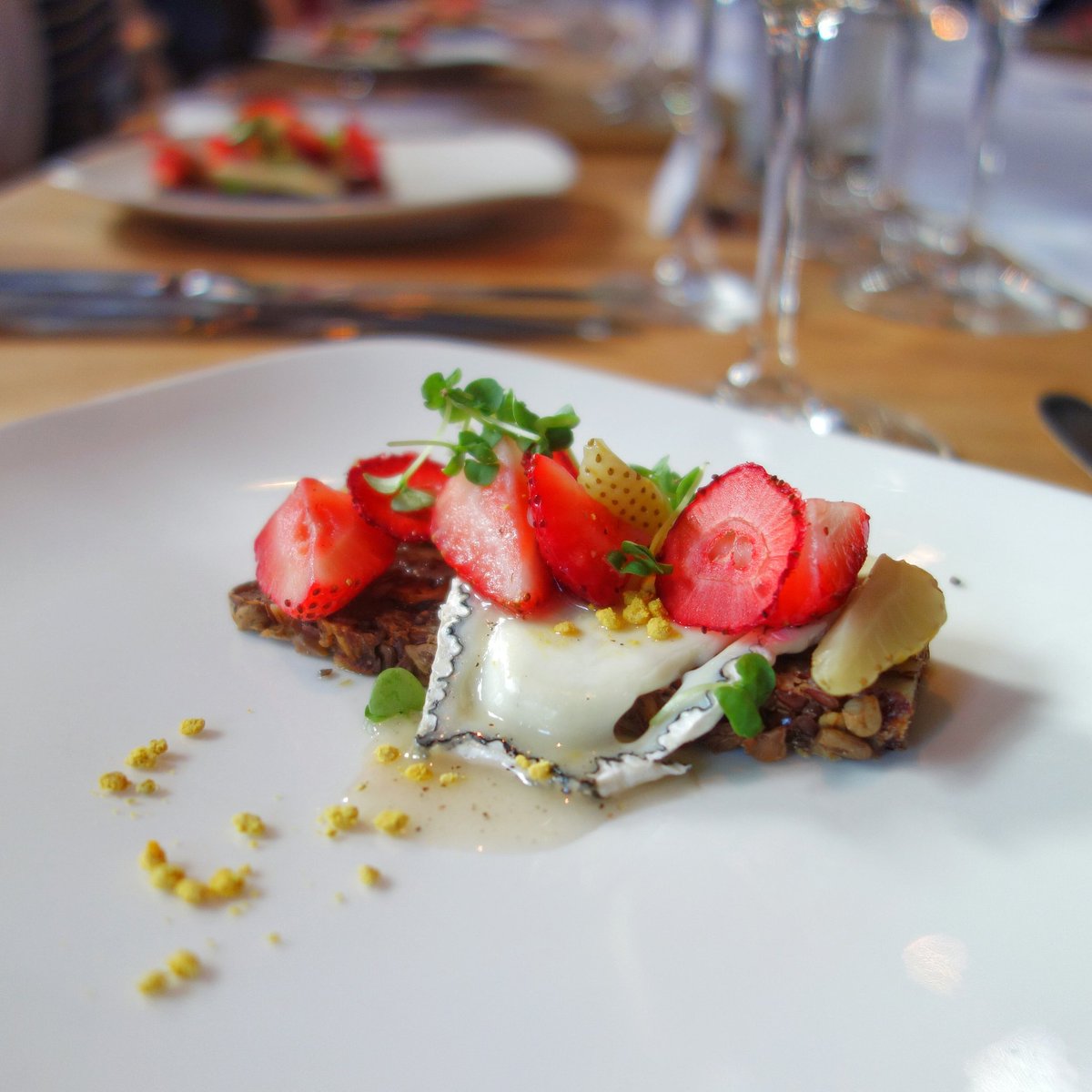followmefoodie's tweet photo. La Pyramide ash aged goat cheese,green &amp; red strawberries, sorrel, Wendell Honey by @chefskinner at @VancouverChaine https://t.co/ZSDnJQZdcX