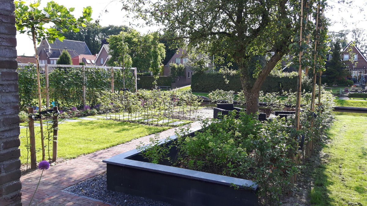 Mooie foto's verkregen van opdrachtgever. Door de klant zelf dit voorjaar uitgevoerd a.d.h.v. de aanlegbeschrijving.