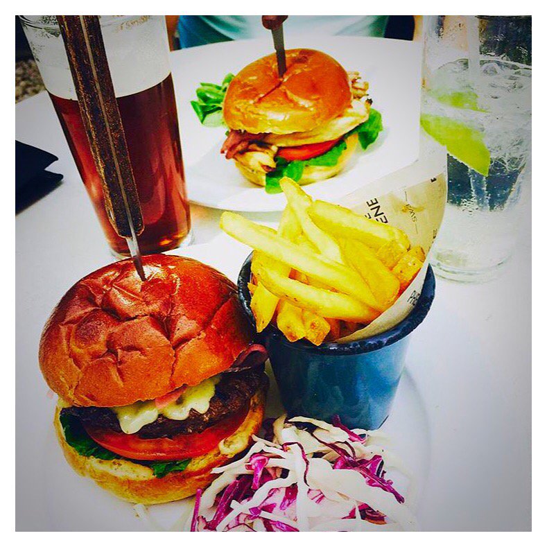 ThePheneSW3's tweet photo. A beer and burger kind of day 🍺🍔🍟 #phene #tuesdaycomplete #beer #burgertime #friesinacup https://t.co/UQM5G6u2ri
