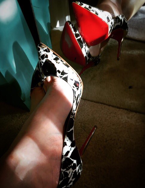 _alittlemore's tweet photo. That time an ex comes back, with shoes, but turns out to still be a douche #thanksfortheCLs @LouboutinWorld https://t.co/iOrQH2TPeu