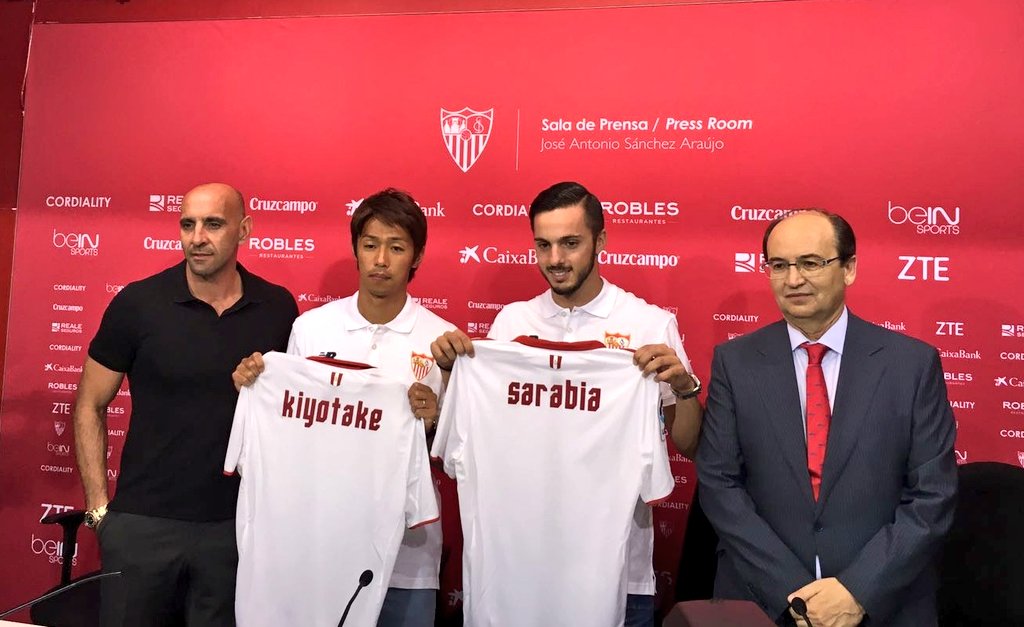 SevillaFC's tweet photo. Comienza la rueda de prensa de presentación de @Hiro_kiyotake y @Pablosarabia92 #SevillaFC https://t.co/hKSUsFdv1w