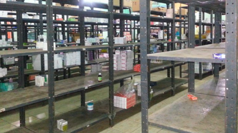 nakamartinez's tweet photo. #5Jul De qué coño me sirve este poderío militar si no hay medicinas en las farmacias? #MorimosDeMengua https://t.co/AWxorsIkQl