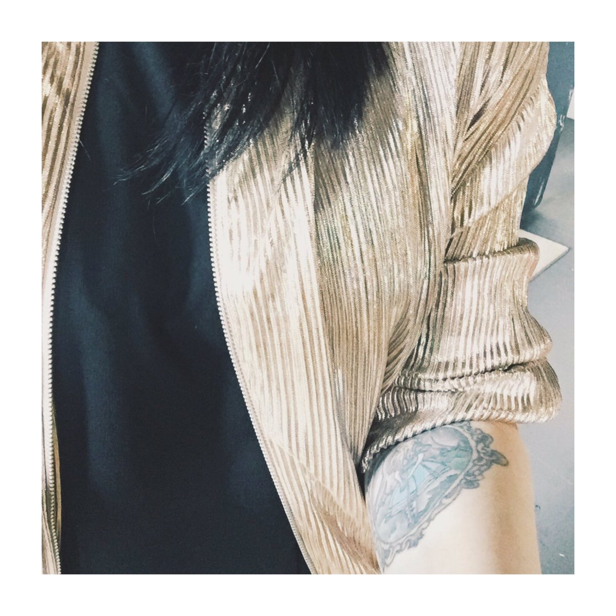 NatalieStylist's tweet image. #metallicvibes on set today ✨ #wiwt