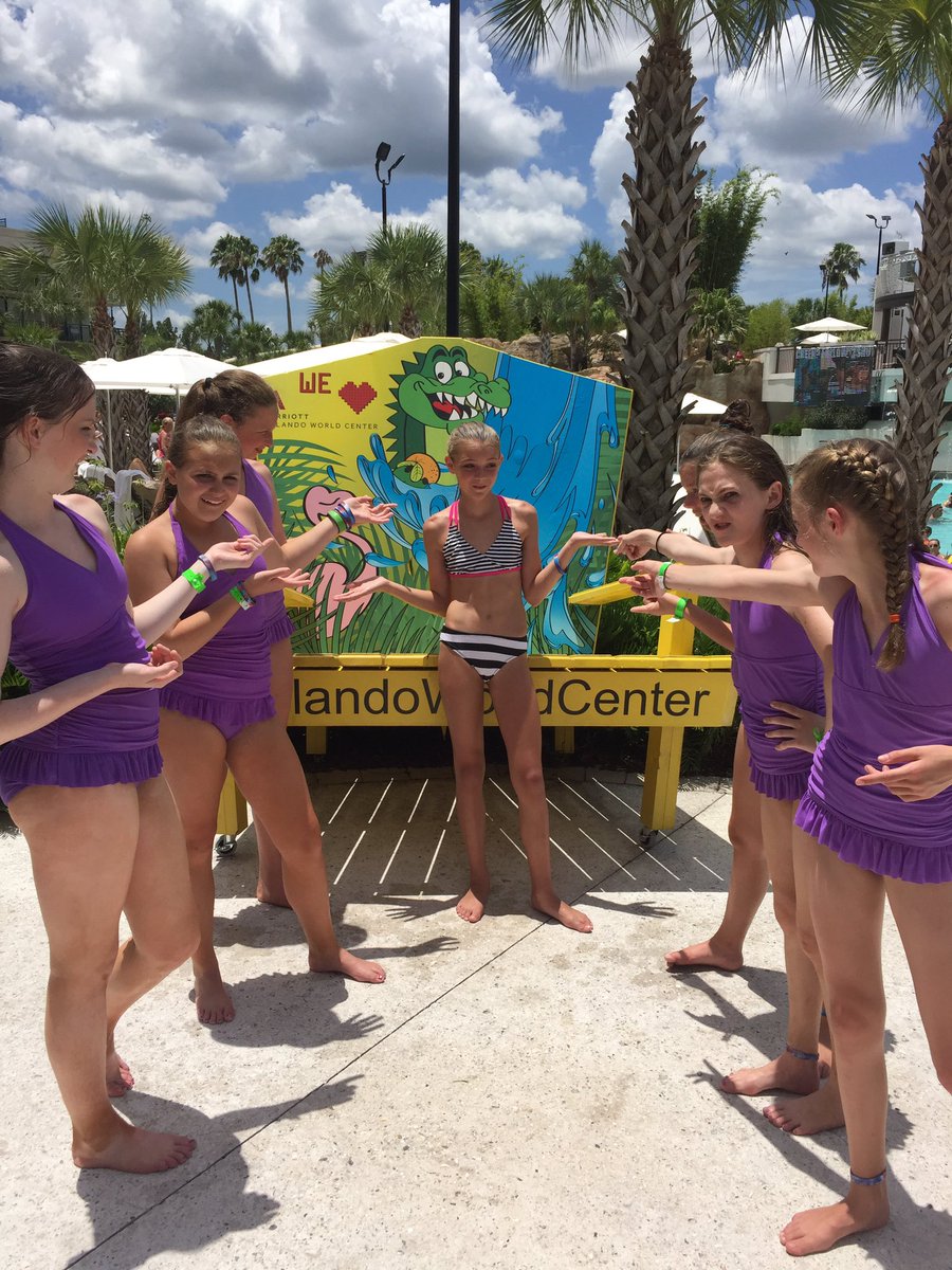 WHBgirlie's tweet photo. One of these girls is doing her own thing!! #shutdownpool https://t.co/EHQE9SqnmH