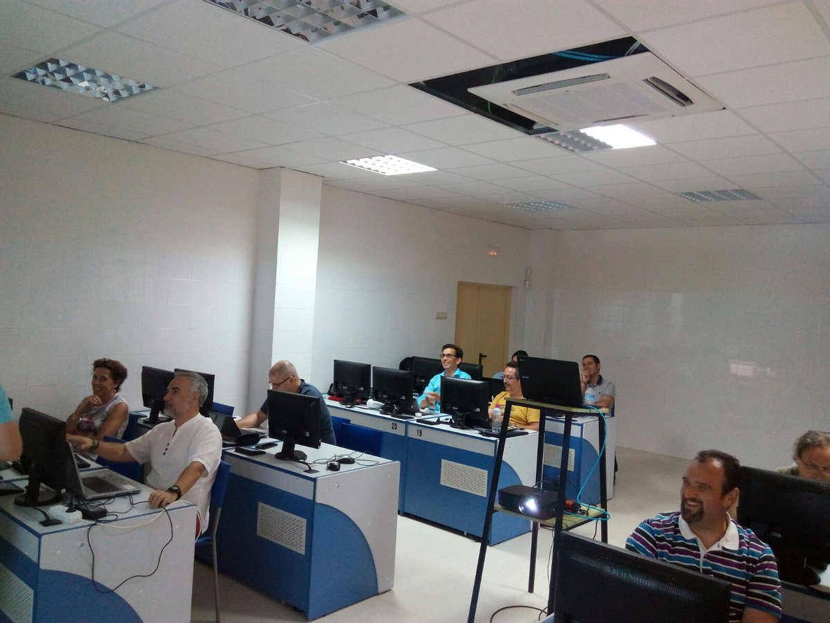 SafaVerano's tweet photo. Educadores I y Google Apps en #evsafa2016 @fundacionsafa https://t.co/fM01y5Am2s