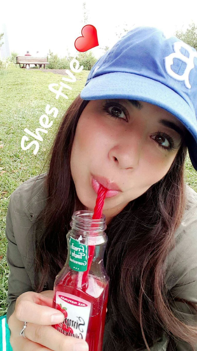 xTiNaDELAPENA's tweet photo. @PincheErik  "bae drinking cranberry vodka with red vines straw" https://t.co/942rXQHm83