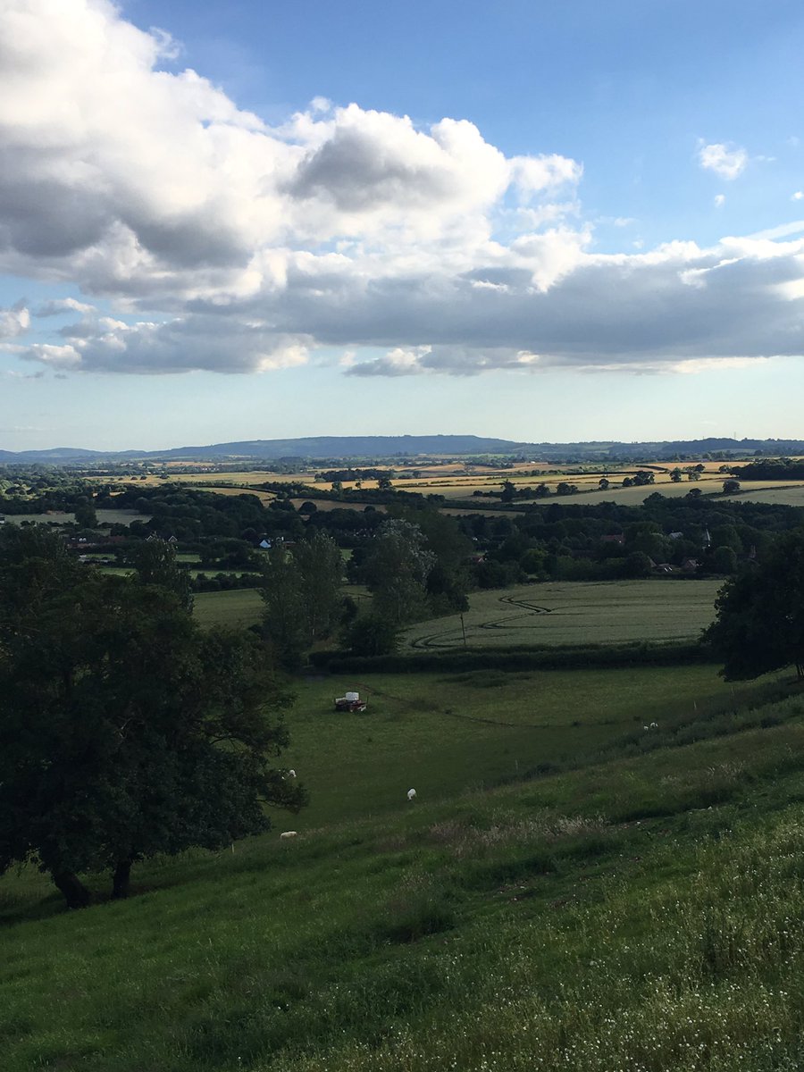 OversleyCastle's tweet photo. Bredon Hill #views https://t.co/xardSkq71p