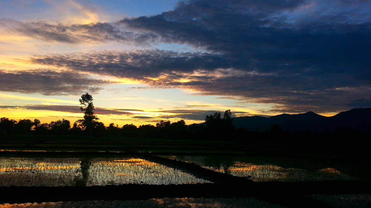 ray_roars's tweet photo. Black clouds looks awesome when sun sets. ..☆★★☆ https://t.co/uqUAPM4UDo