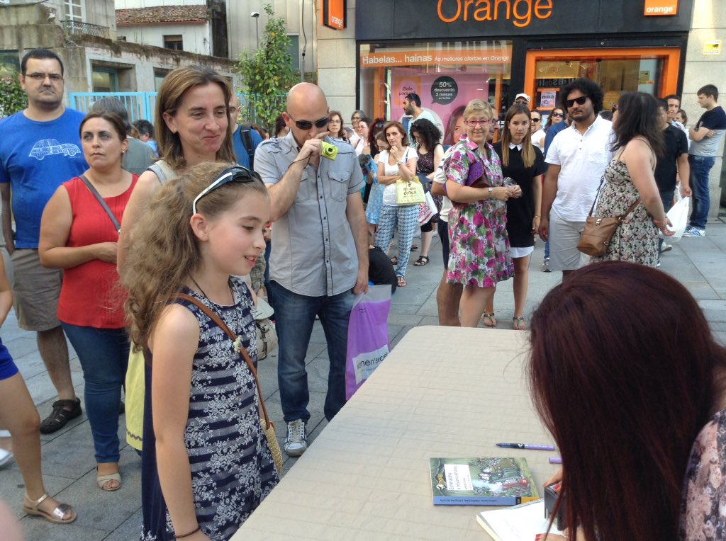 CeliaTorresBo's tweet photo. Apoteósica a cola de lectoras de @LediciaCostas para a sinatura na Feira do libro #Vigo #feiralibrovigo https://t.co/yWKRXH28S9