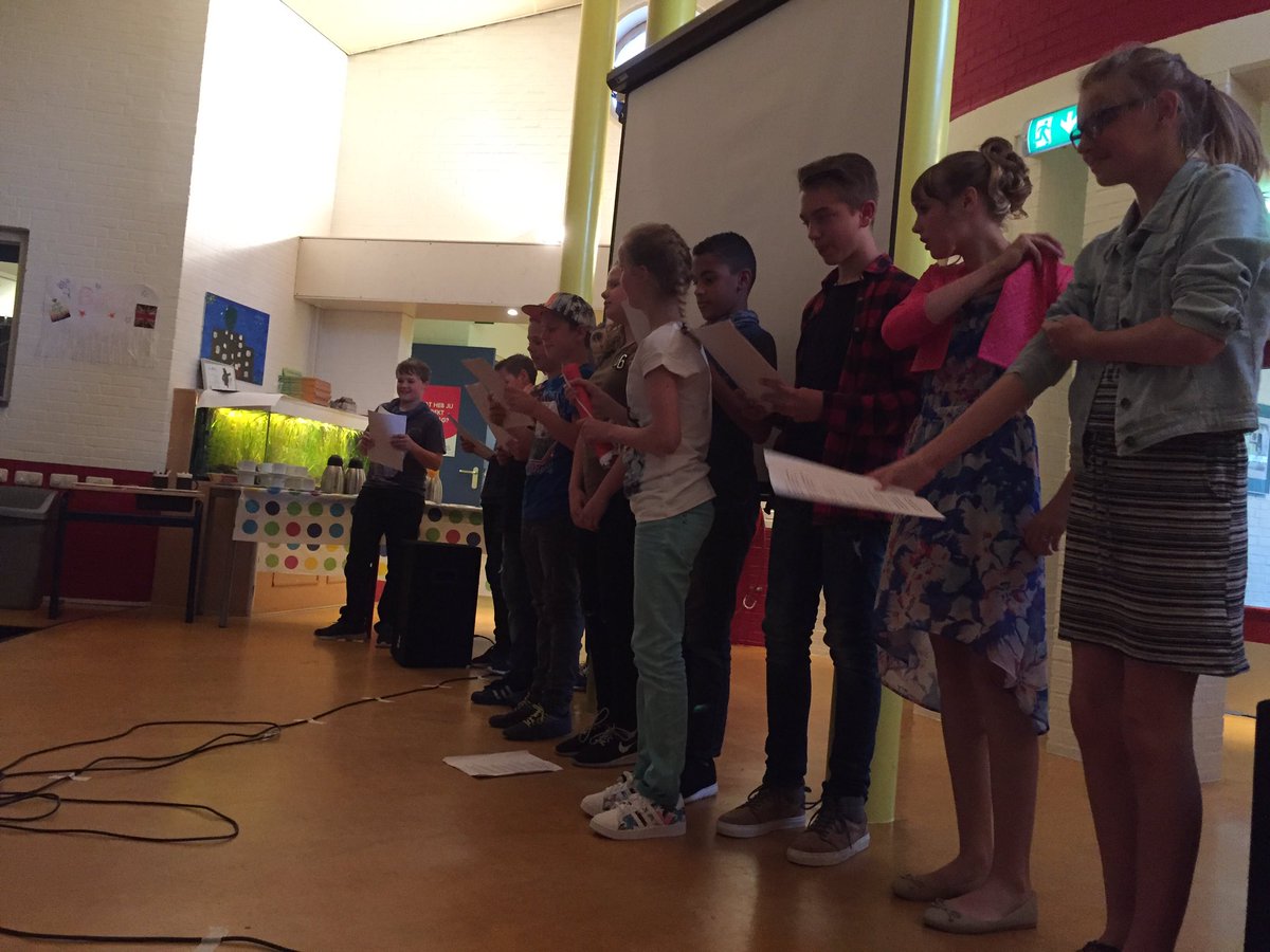 ksbodeVorm's tweet photo. Daar staan ze, op hun afscheidsavond. De schoolverlaters van #sbodevorm https://t.co/9uPGM004B5