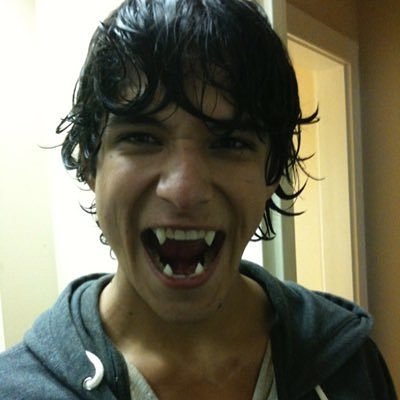 twupdating's tweet photo. [RARE / UNSEEN] photo of Tyler from behind the scenes of season 1. https://t.co/zOwV1AXHBn