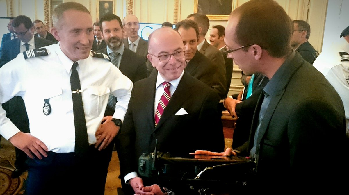 NOVADEM's tweet photo. Échange privilégié avec Le Ministre de l'Intérieur @BCazeneuve et la @Gendarmerie autour des #drones @NOVADEM NX110 https://t.co/eHYJPrnRhh