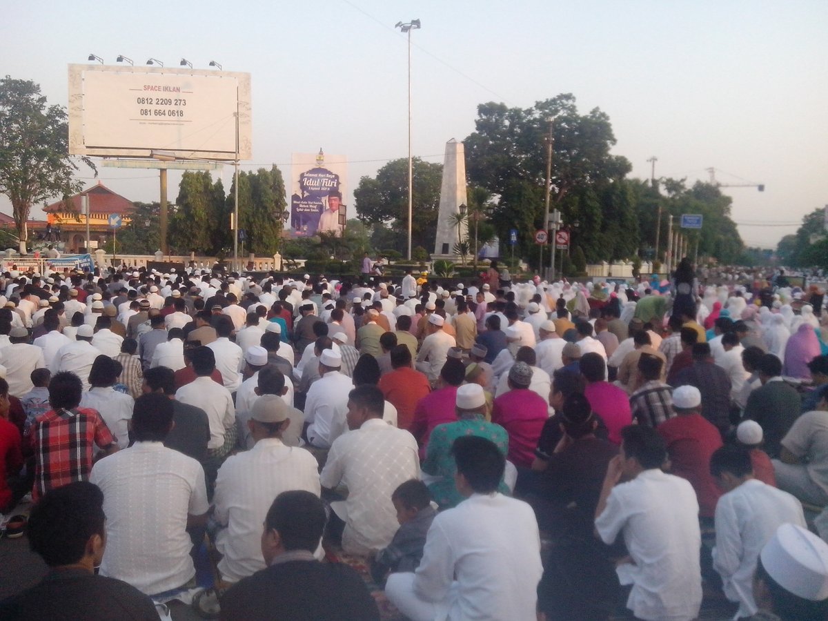 Berjamaah di alun alun kejaksan cirebon. Selamat Idul Fitri 1437 H. Minal aidin wal faizin mohon maaf lahir &amp; bathin