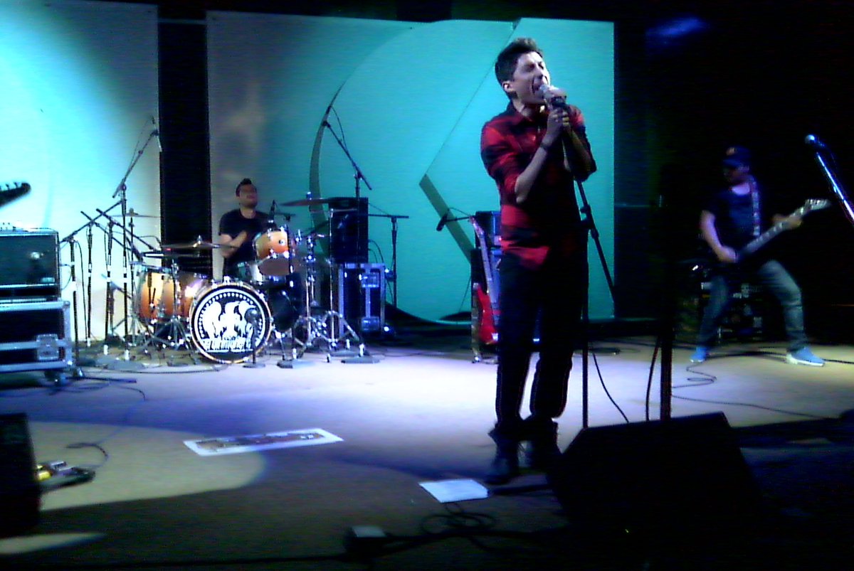 ErickLSmith's tweet photo. Viendo a @UltimoHeroeRock en #Gig105 https://t.co/dr8dI3N2Bg