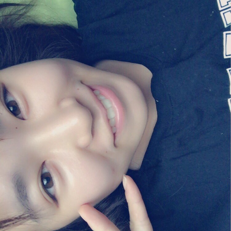 tsugu_510's tweet image. 今朝の私。笑
いや、5分前くらいの私。笑

これを友達に送りつけた。笑

 #朝から元気
 #Chapter02 Ｔシャツ
 #毛布の繊維がついてる
 #やだ