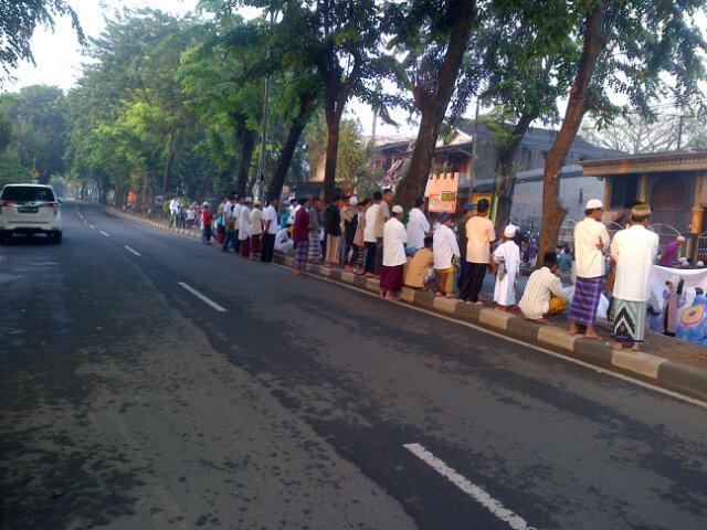 BangAdiQuotes's tweet photo. Penutupan jln 1 arah di Jl.Dr.KRT.Radjiman Cakung,Jaktim utk areal sholat ied @RadioElshinta #EidMubarak #IdulFitri https://t.co/eh4xvUWIeR
